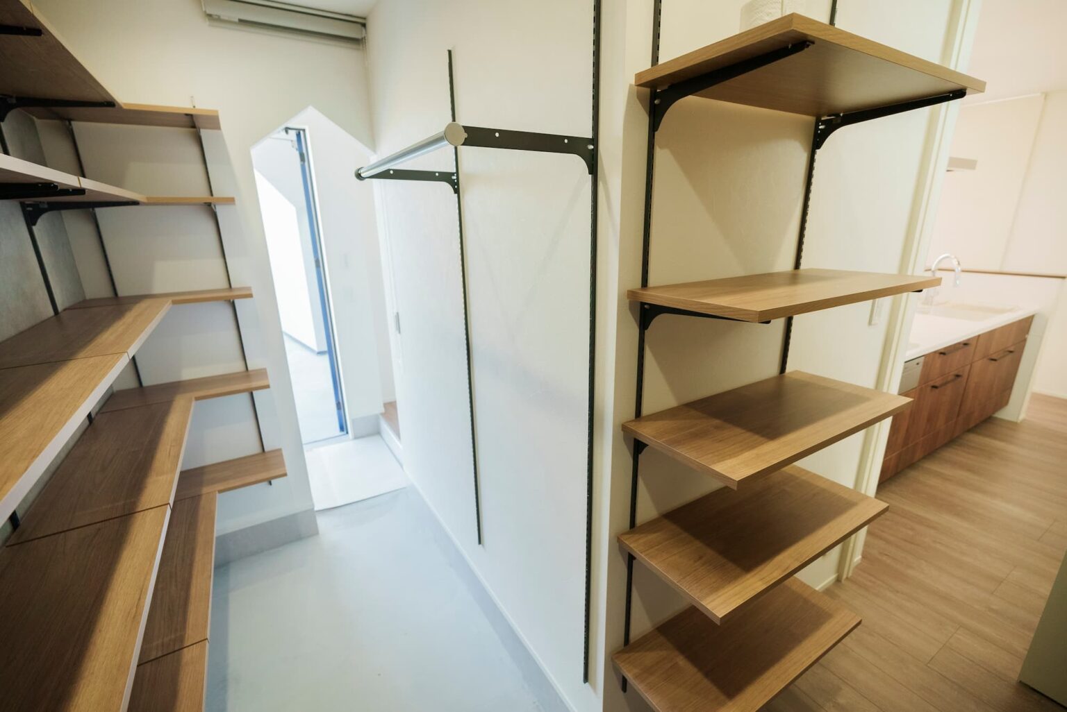 Touch House（タッチハウス）【子育て、間取り、平屋】玄関横にはファミリークローゼットへと通じる動線を採用した。奥様のこだわりで、ファミリークローゼット内に自然光を取り入れるため、窓を取り付けている