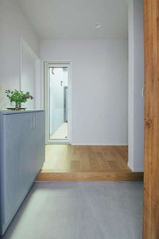 玄関ホールや廊下からも中庭へと入れるため、ぐるぐると回遊できる