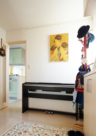 玄関ホールには電子ピアノも置けるスペースを設けた
