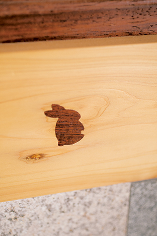 櫻 工務店【和風、自然素材、高級住宅】かわいいうさぎさんは、玄関の桁部分。節の穴部分に木を埋め込み、キュートに仕上げた大工さんの遊び心あふれる手仕事によるもの