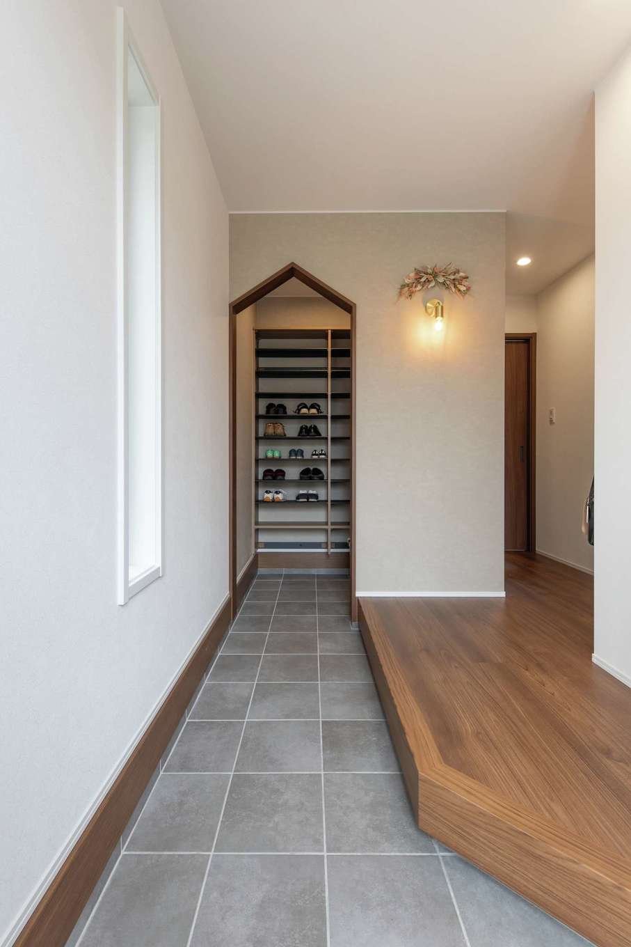 静鉄ホームズ【デザイン住宅、省エネ、間取り】機能的な土間収納で玄関もスッキリ。右手の小物掛けも重宝