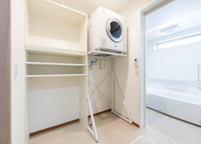 脱衣室にはガス衣類乾燥機「乾太くん」を設置。共働き夫婦には欠かせないマストアイテムだ