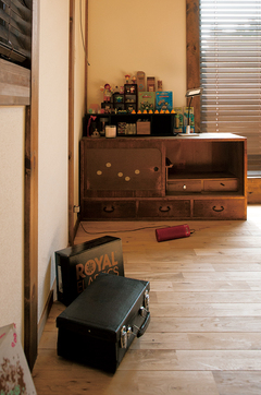 屋根の勾配に合わせた天井や太い梁など、ノスタルジックな内装や家具がホッと落ち着かせてくれる