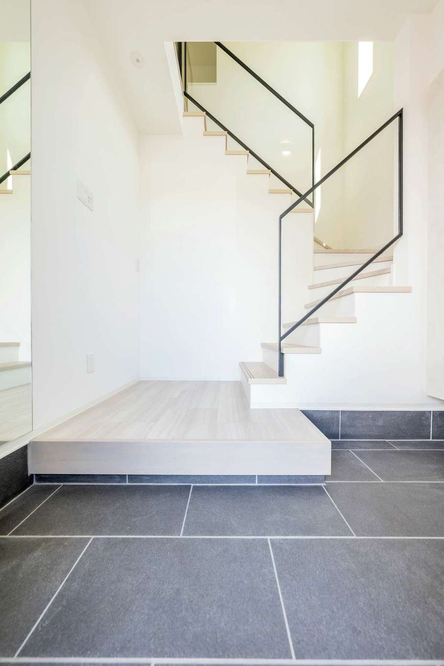 大成工務店【デザイン住宅、収納力、高級住宅】アクリル板をはめ込んだ階段の手すり。ヌケ感と安全性を両立したスタイリッシュなデザイン