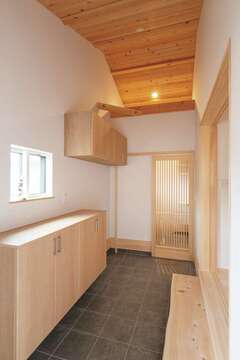 勾配天井、格子の扉、靴箱などお二人の要望を盛り込んだ土間