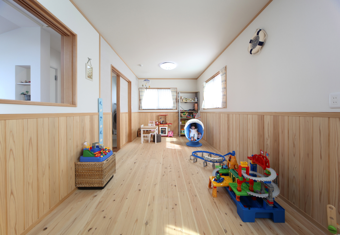 ソーラーホーム/OMソーラーの家【デザイン住宅、子育て、省エネ】LDKや主寝室とは対照的に、子供部屋は「やさしい雰囲気の自然素材の中で子どもを育てたい」と、ナチュラルな素材と色合いを選択した