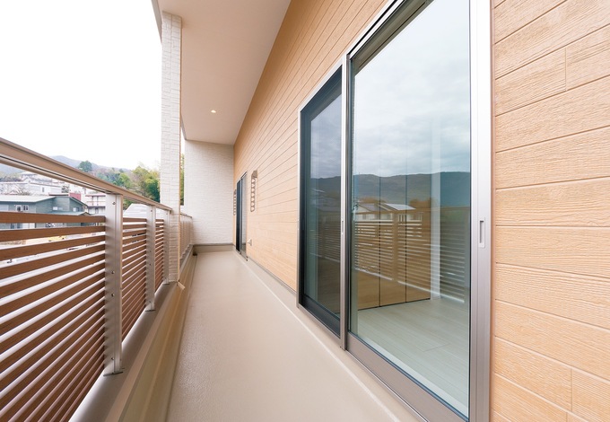 ベランダ。木目の手すりを選んだら、オシャレな外観に