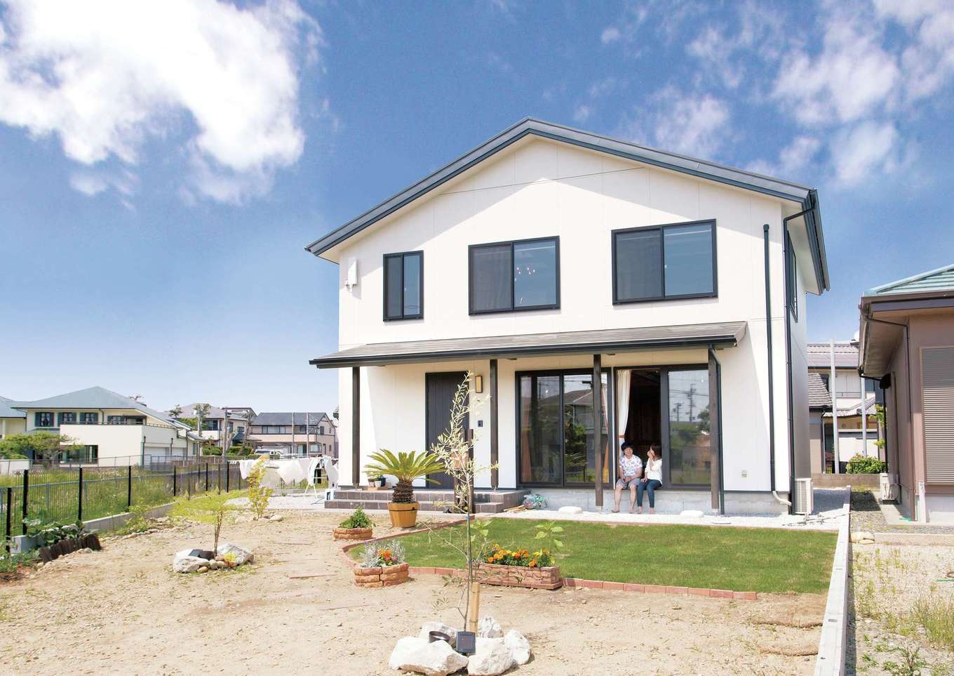 サイエンスホーム【1000万円台、デザイン住宅、自然素材】緩やかな勾配の三角屋根。外構はご夫婦がこれから時間をかけて、楽しみながら完成させていく