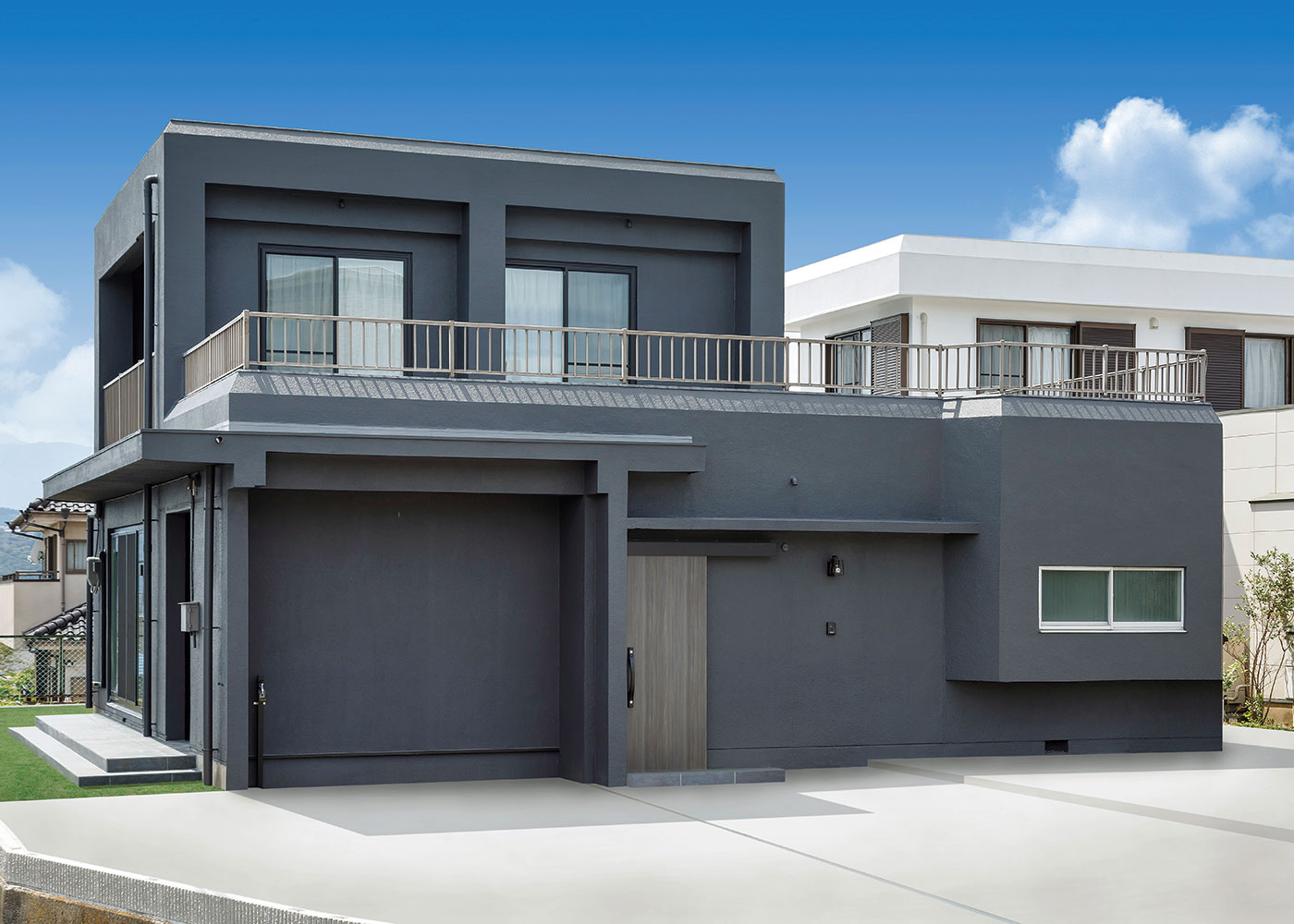 nattoku住宅｜RC造のK邸。旧店舗部分の一部を減築したことでバイクガレージをつくり、駐車場も広く使えるようになった