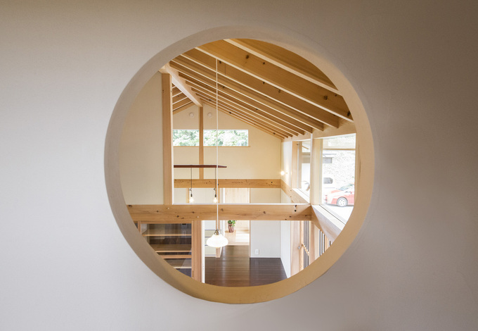 2階ロフトの丸窓。コンパスで描いたような美しい切り方はまさに熟練職人の成せる業。このような日本建築の伝統技術を次世代に継承することも施主さんの願いの1つだった