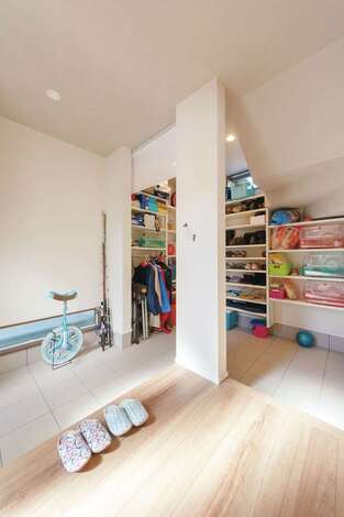 可動棚が活躍するシューズインクローゼット