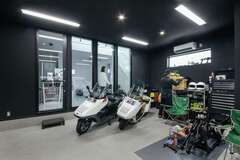 オフタイムはガレージで過ごすことも多いというご主人。車のカスタムコンテストで何度も賞を取っていて、専門雑誌の表紙を飾ったこともあるほどの腕前