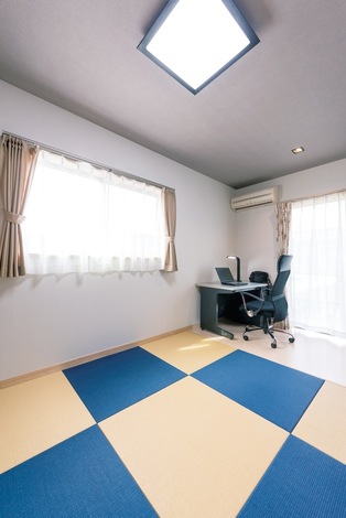 琉球和紙を用いた畳はツートンで市松模様に。和室の扉を開ければキッチンからも目に入り、奥さまもお気に入りの空間