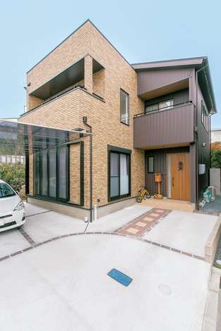タイル調のサイディングとシャープな印象のガルバリウム鋼 板の組み合わせで個性を演出した外観