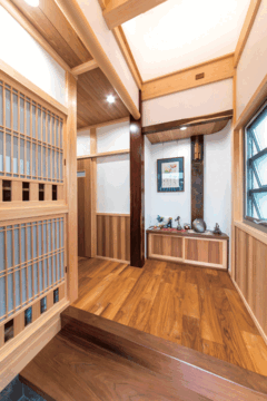 先祖伝来の土地に住み継ぐ 空気がきれいな木と漆喰の家