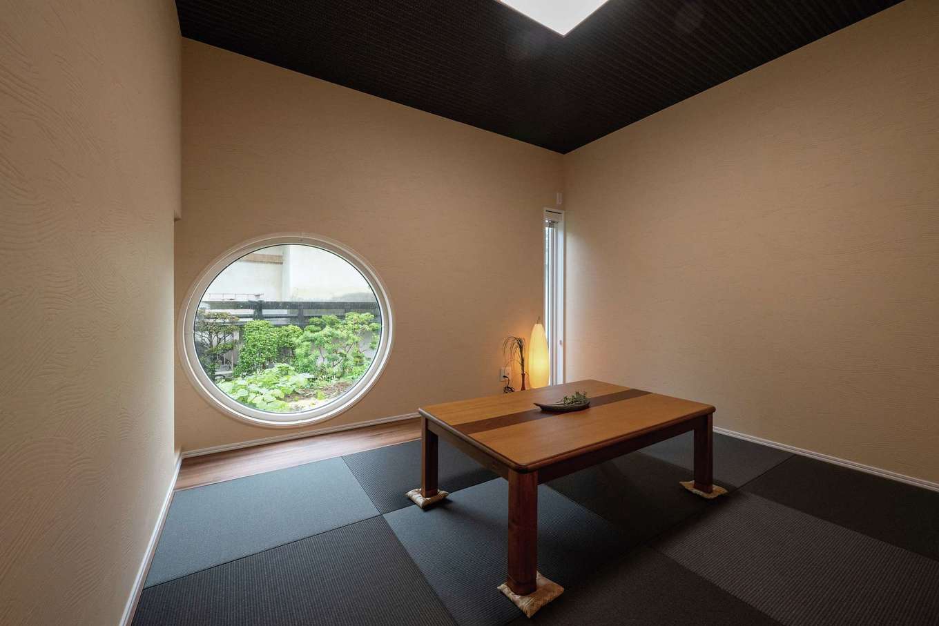 irohaco （アヴァンス）【高級住宅、夫婦で暮らす、平屋】リビングを通らずにアクセスできる和室。丸窓とスリット窓を採用し、来客をもてなす。子どもが生まれたら昼寝をさせたり、遊び場として開放したり、多用途に使うことができる