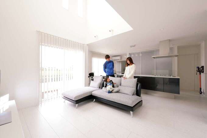 細かな雑貨類はすべてキッチン背面収納に納め、床にもテーブルにも物を置かないルールに。スッキリ広いLDKは清々しい