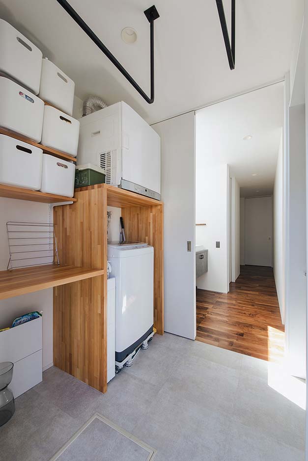 平屋建築ブルーハウス【デザイン住宅、建築家、平屋】ランドリーには造作棚を設置し、スペースを有効利用。人気のガス乾燥機「乾太くん」も採用して、洗濯家事が格段とスムーズに