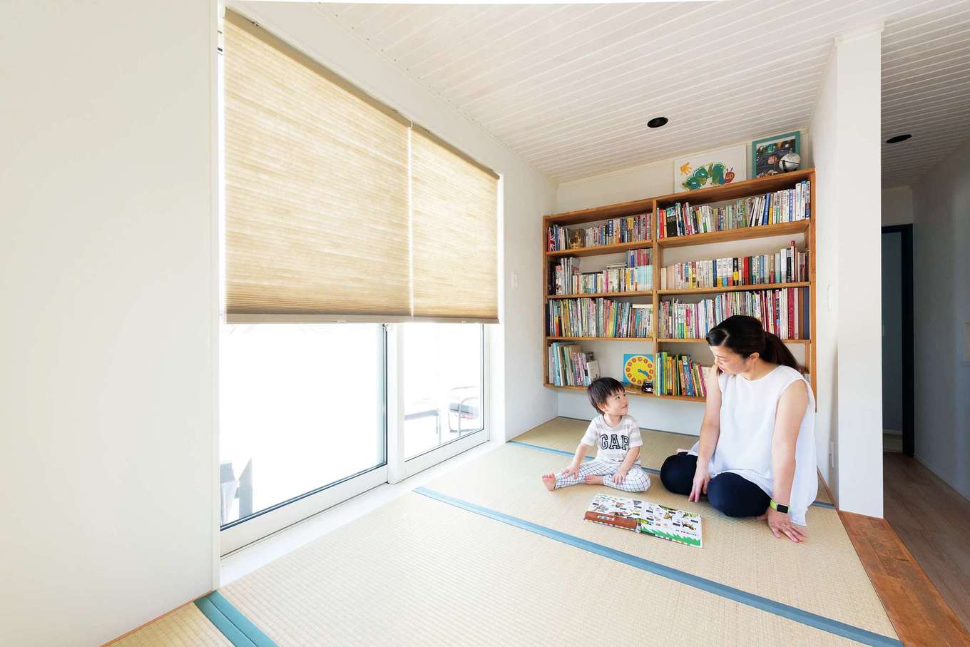 F.Bird HOUSE（袴田工務店）【輸入住宅、間取り、ガレージ】2階フリースペースに設けた小上がりの畳コーナー。本棚を造作し、ファミリーライブラリーに