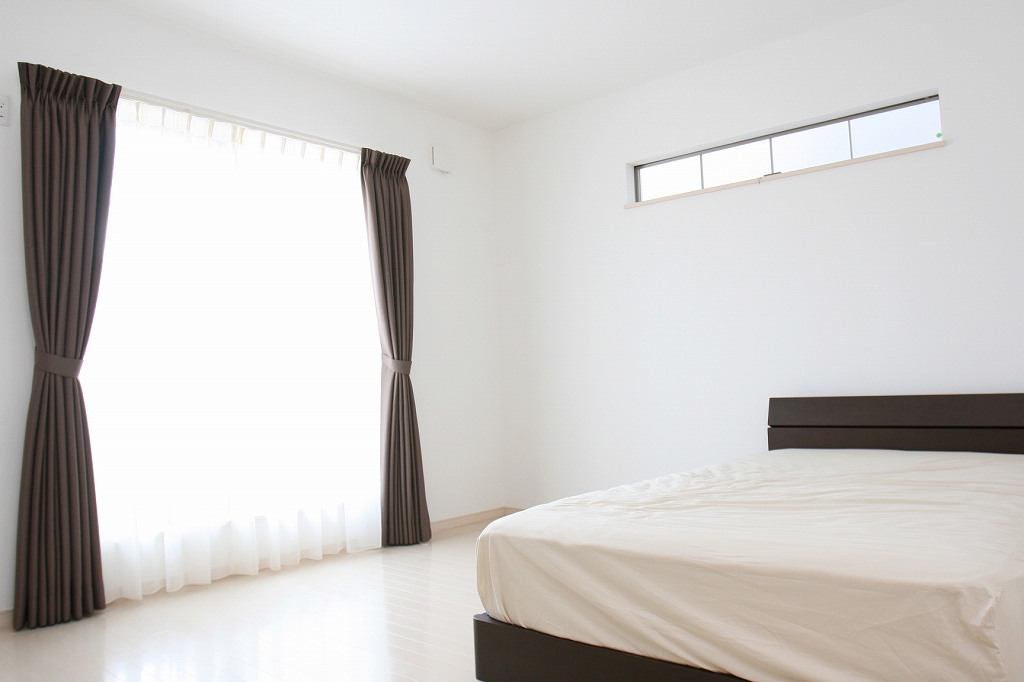 丸昇彦坂建設【デザイン住宅、子育て、間取り】日の出と共に光が差し込む寝室は、優雅な朝を提供してくれる