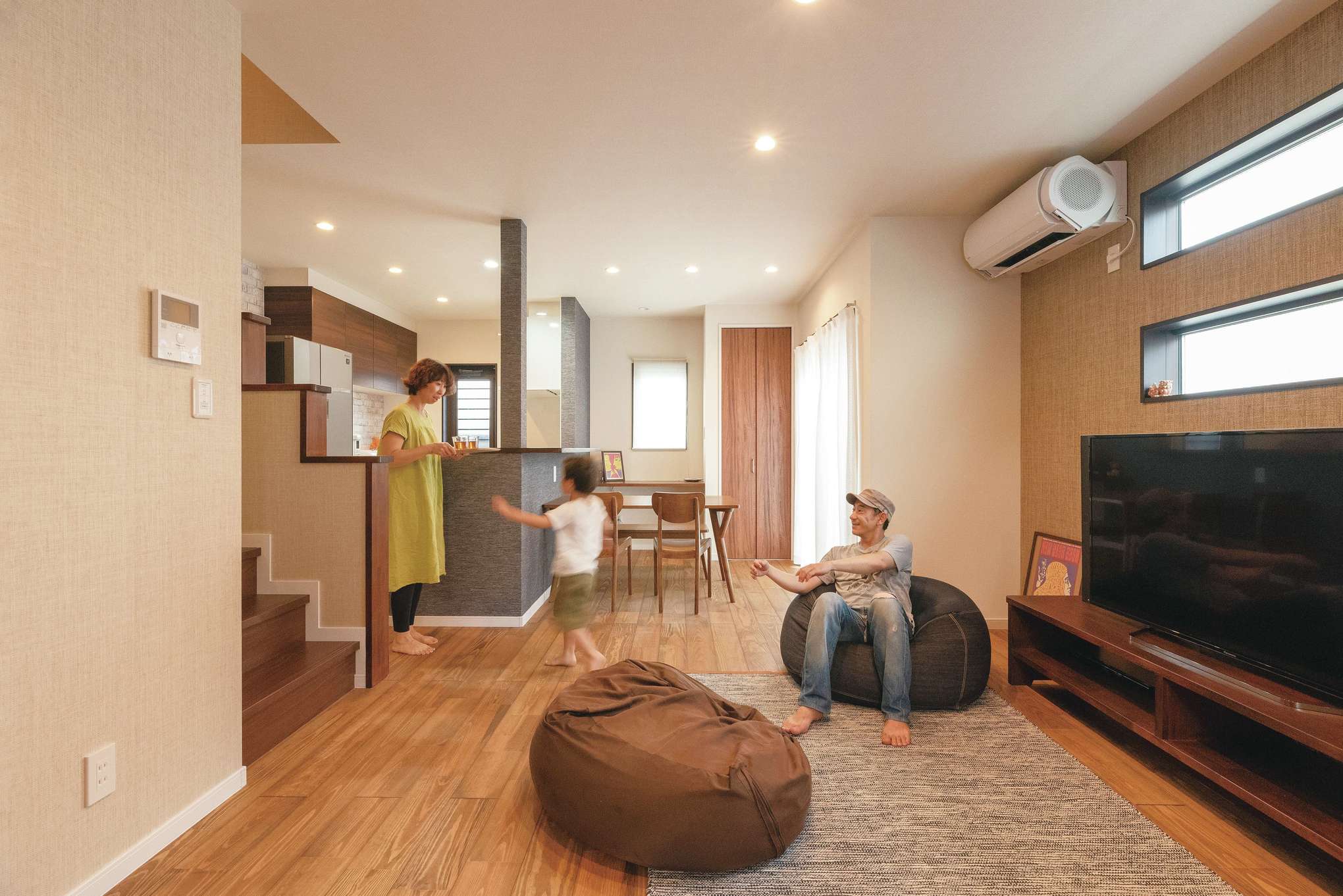 三和建設【収納力、趣味、間取り】杉の無垢材を使用した床は、肌ざわりが心地よい。I邸を彩る壁紙のほとんどは、奥さまの勤務先が製造販売している紙布。自然素材らしい、やわらかな風合いと独特の質感が、空間をやさしい雰囲気で包んでいる