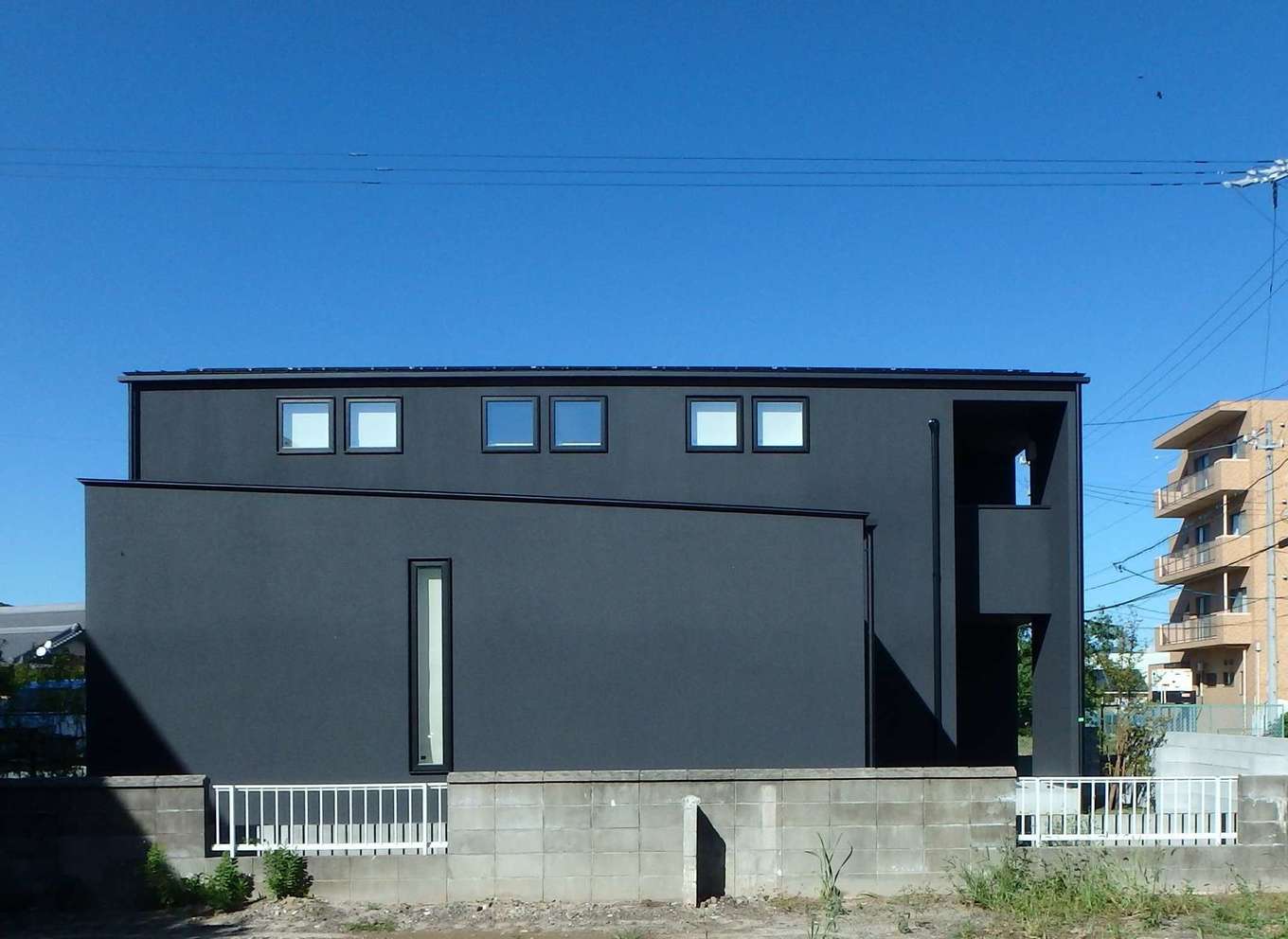 RIKYU 一級建築士事務所【デザイン住宅、間取り、建築家】タテ・ヨコのラインが美しい北側の外観。室内がこんなに明るいとは外からは想像もできない
