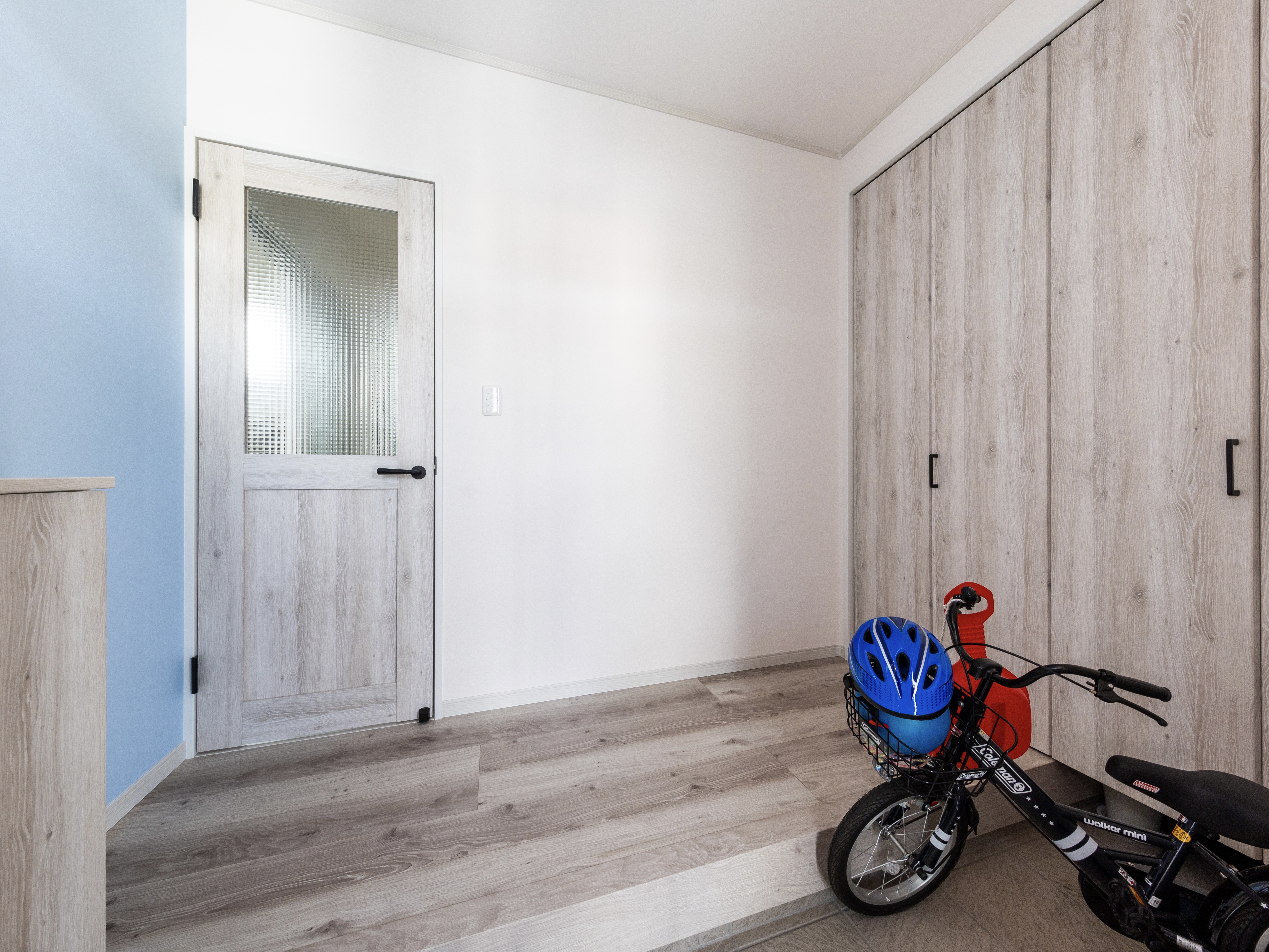 エスホーム｜家族が並んで腰掛けられる幅広の玄関ホール。クローゼットの半分は土間収納。普段使いの靴は手前の低いシューズクローゼットに収納する。