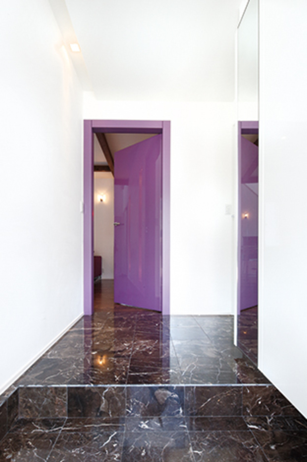 玄関とホールの床は黒の大理石をひと続きにして一体感を出した