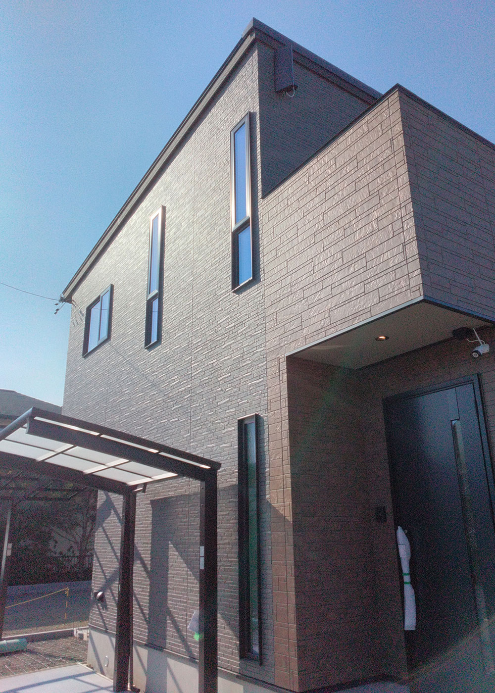 イシカワ【収納力、狭小住宅、インテリア】外観は2パターンの同系色サイディングでデザイン。窓はすべて断熱性が高い樹脂サッシのトリプルガラス