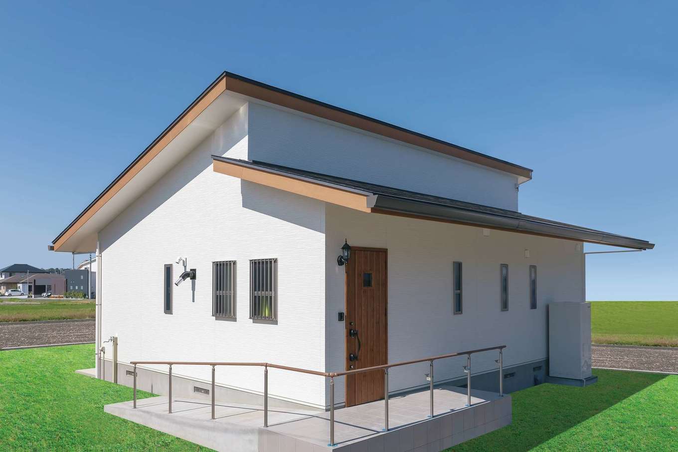 住まいるコーポレーション【デザイン住宅、自然素材、夫婦で暮らす】屋根の形状がモダンな平屋の外観。玄関ポーチにはスロープを設けてある