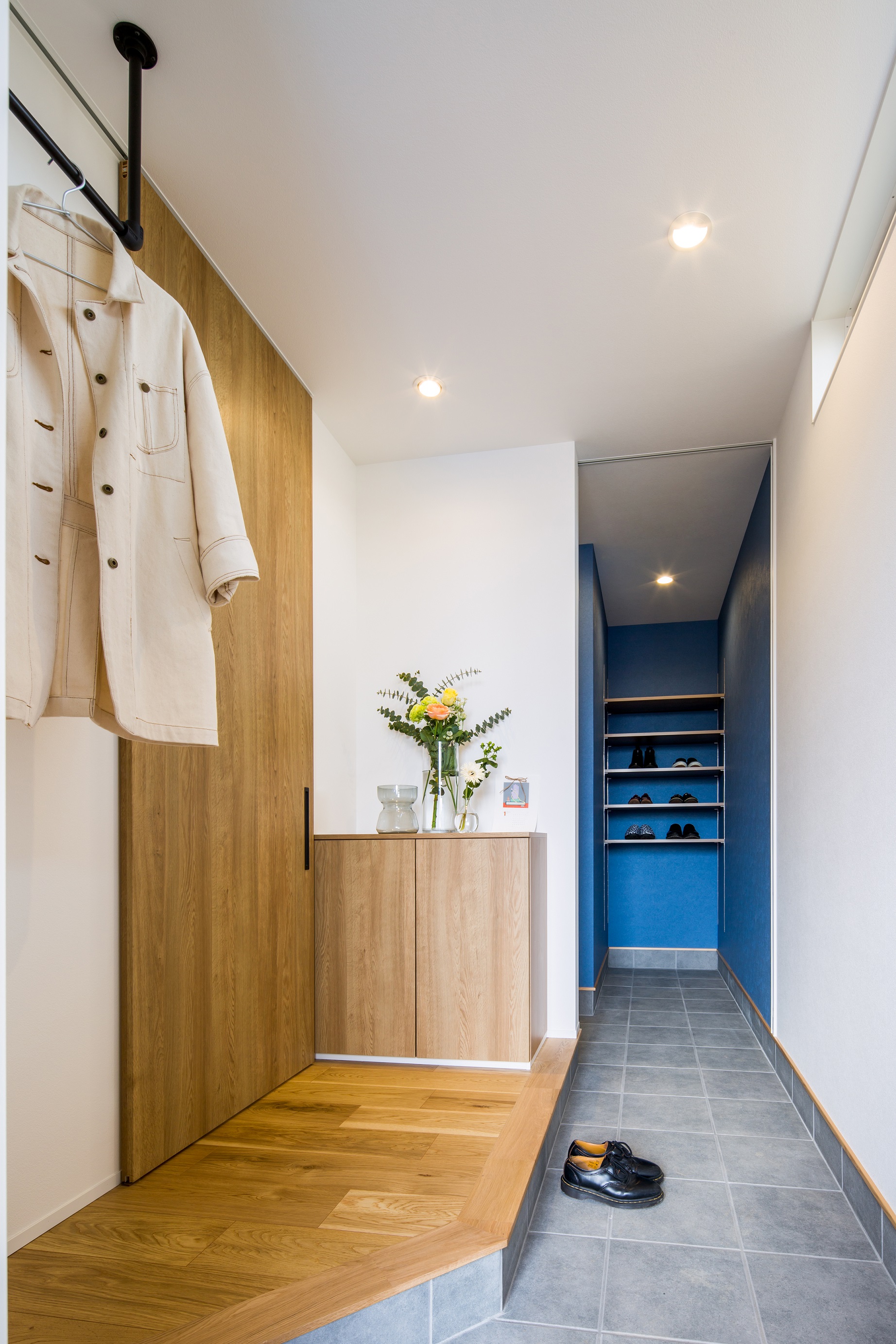 シンプル｜SCLにはブルーのアクセントクロスを採用。
また、アイアンでコート掛けを製作。