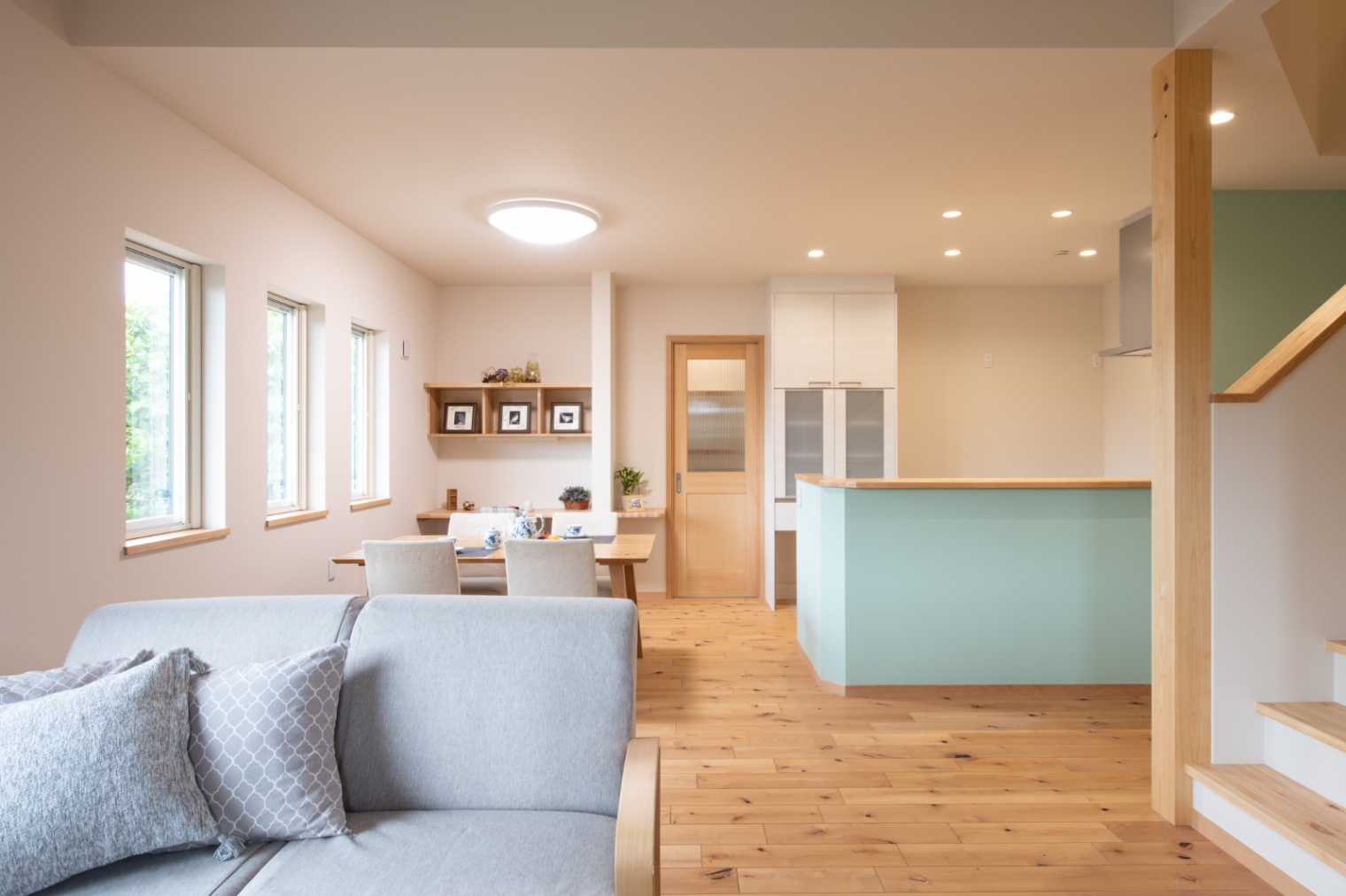 Sus∞Eco Home（サスエコホーム）｜明るく開放的なLDK。広々としたリビングとダイニングが連続し、家族の団らんを楽しむことができる空間である。木の温もりを感じるフローリングも魅力的。
