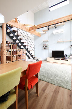 日中は日差しが優しく差し込むLDK。無駄な間仕切りがないため、1階、2階ともに光と風が優しく通り抜ける。これだけの大空間だと、エアコン効率が気になるところだが、極めて高い断熱性により、一年を通して心地よい空気環境を実現している