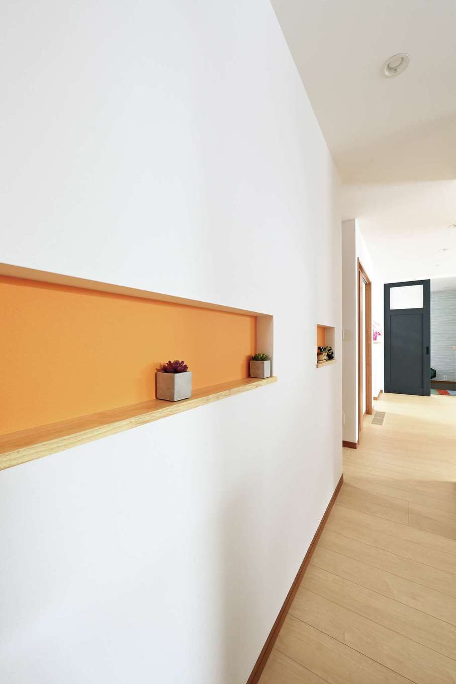 Yamaguchi Design 【デザイン住宅、夫婦で暮らす、平屋】青、緑、オレンジなど、自然をイメージさせる色をアクセントに取り入れた