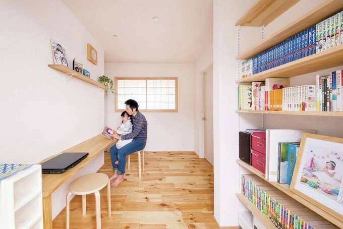 ２階共有スペースは、広々設計。書棚やスタディスペースがあり、また、プライベートルームを通らずここからベランダに行けるよう工夫した