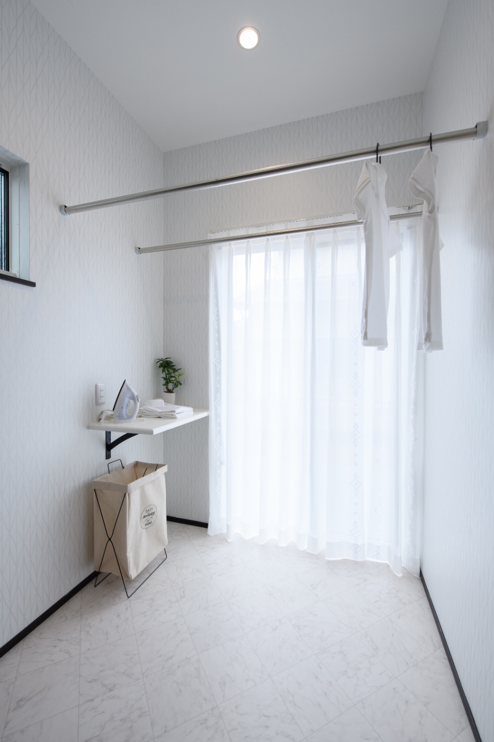 Sus∞Eco Home（サスエコホーム）｜明るい自然光が差し込むランドリールーム。洗濯物を効率的に干すための十分なスペースがあり、日常の家事を快適にサポートする。