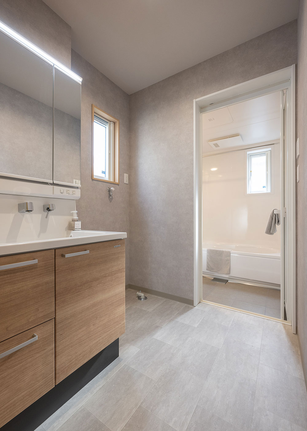 irohaco（アヴァンス）【デザイン住宅、収納力、和風】キッチンのバックヤードに水回り設備を集約した家事ラク動線が秀逸。「洗う」「干す」「収納する」も一か所で完結。