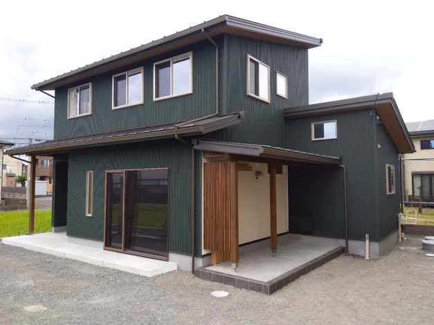 外観のガルバリウム鋼板+塗り壁の異素材の組合わせ。