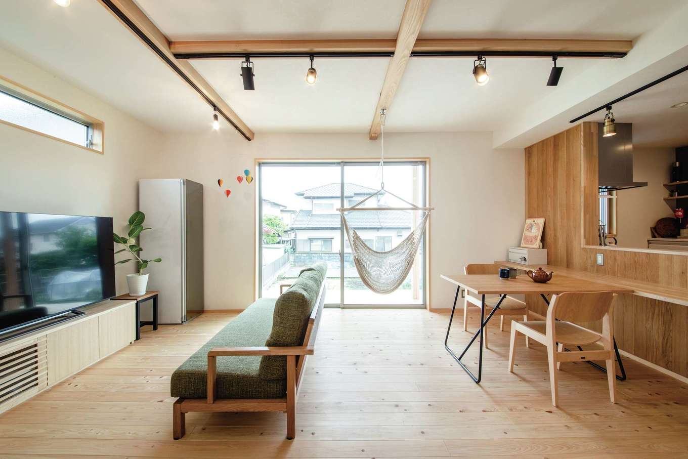 フジモクの家（富士木材）【趣味、自然素材、間取り】HINA-KAGUで選んだソファや、造作のテレビ台が優しい雰囲気になじむ