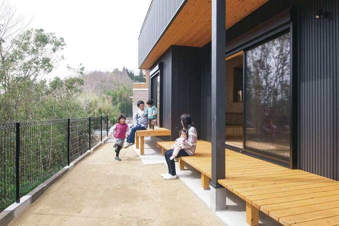 視線を気にせず、BBQや子どもプールを楽しめる広い庭とウッドデッキ