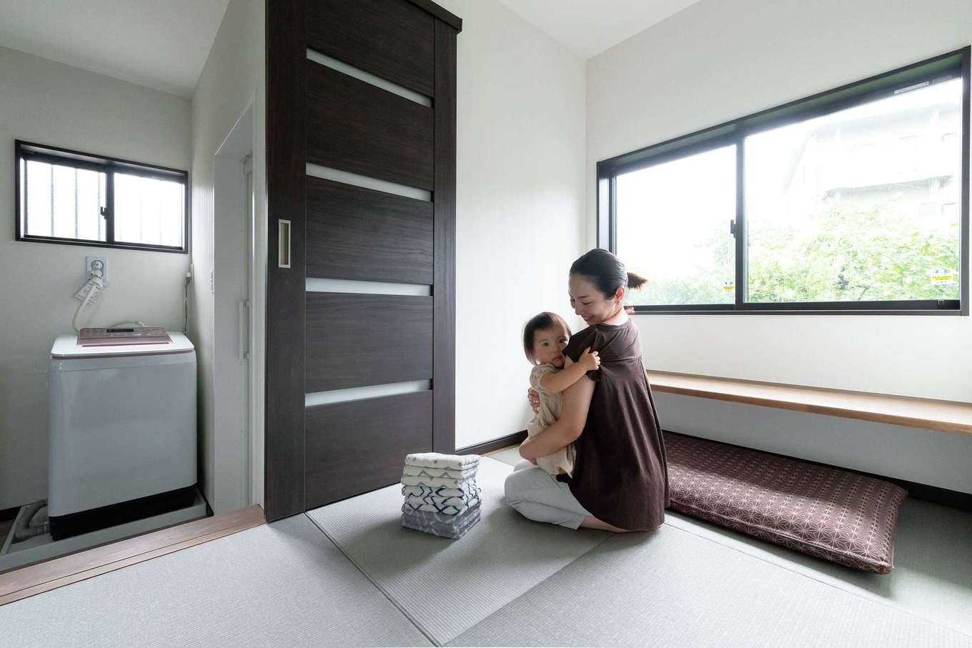 三和建設【デザイン住宅、子育て、間取り】リビングと家事室を結ぶ動線上にある畳の小上がり。家事の途中も奥さまの目が行き届く場所なので、子どものお昼寝やおもちゃ遊びのスペースとして最適。成長に合わせ、将来はカウンターをお絵かきやスタディコーナーに活用