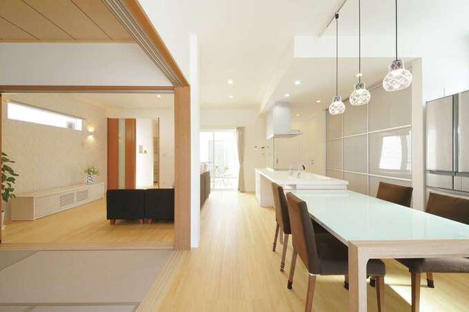 アイランドキッチンとダイニングテーブルを並列にしたことで、奥さまの家事負担を軽減。ご主人が食器洗いを手伝うようになった