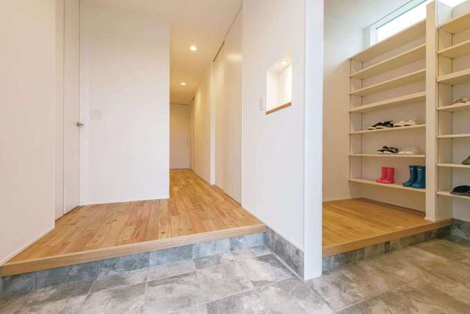 シンプルな設えの玄関。BBQグッズや自転車を置いても圧迫感のないように、土間スペースを広々確保