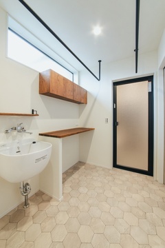 室内干しも完璧！！たっぷり干せるランドリースペース　珪藻土の壁＆天井で調湿効果・防臭効果でカラッと乾き生乾き臭も抑制