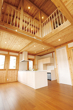 ハンドメイド【浜松市浜名区西美薗276-6・モデルハウス】吹き抜けのあるオープン空間のLDK。板張り天井はメンテナンスが楽で経年変化も楽しめる