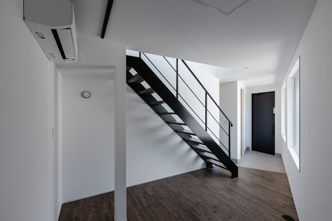 シンプルでスタイリッシュなデザインの階段。
1階は親世帯、2階は子世帯の2世帯住宅である。