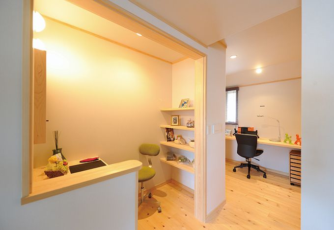 エフエフ住宅【掛川市細田293・モデルハウス】寝室に設けられた夫婦のための「書齋コーナー」と「ミセスコーナー」