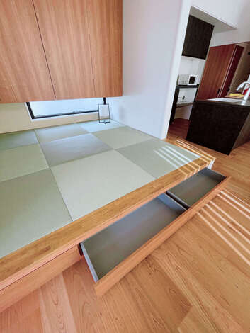 小上がりの下に設けた収納。子どものおもちゃもすぐにしまえるため、急な来客の際にも大助かり