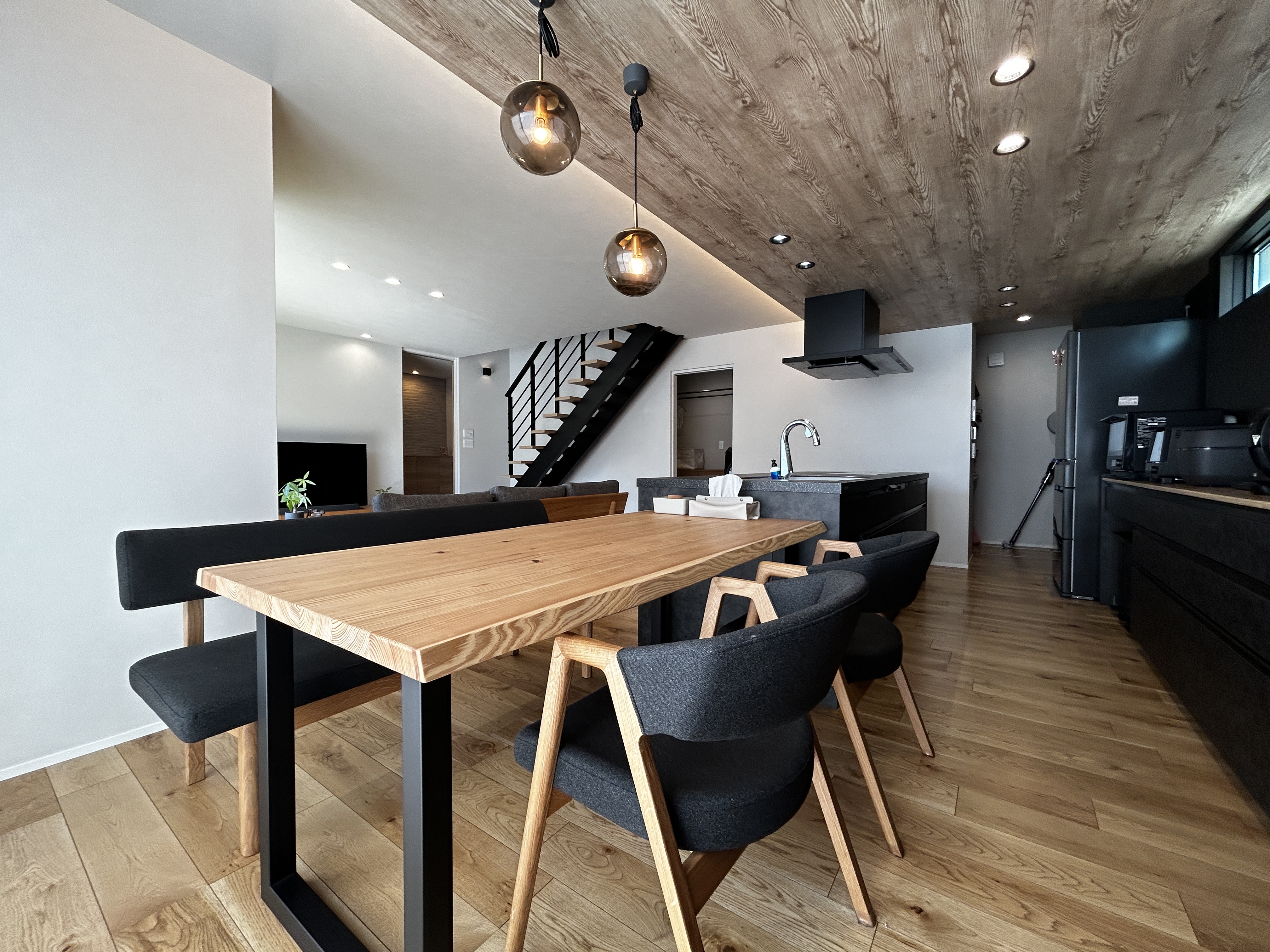 パナソニックホームズ中部第一支社 愛知第一支店・愛知第二支店｜モダンな雰囲気のダイニング。木製のテーブルとチェアがナチュラルな温かみを演出し、天井の照明が落ち着いた雰囲気を醸し出している。