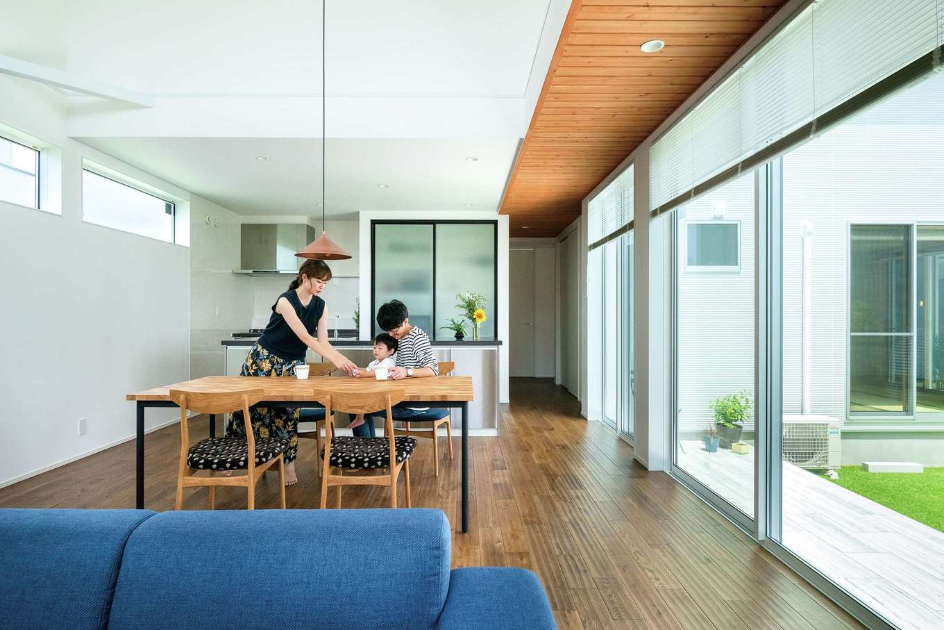nattoku住宅【デザイン住宅、自然素材、平屋】インナーパティオ（中庭）から光と風が行き渡るLDK。光が白い漆喰に反射して、より明るく開放的な雰囲気に。天井の一部にレッドシダーを採用し、アクセントをつけた